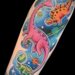 смешной цветной рисунок татуировки с разноцветными динозаврами в космосе