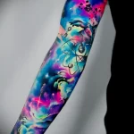 сочная цветная татуировка с космосом на всю левую руку