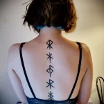спина девушки с татуировкой скандинавских рун по позвоночнику - tatufoto.com 080323 - 030