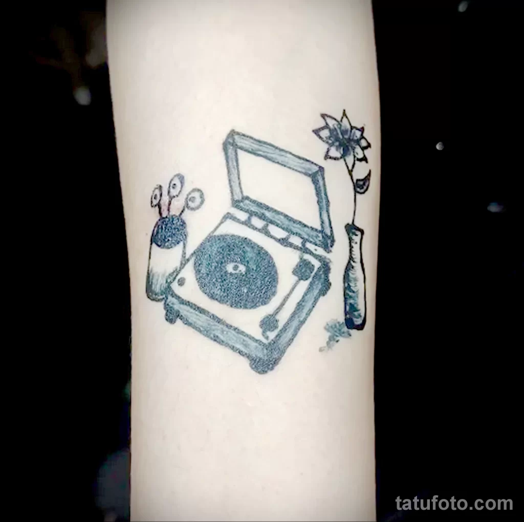 тату проигрыватель цветы и вазы на руке - tatufoto.com 010323 - 015