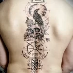 тату скандинавские руны Череп и Ворон на спине мужчины - tatufoto.com 080323 - 034