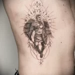 татуировка ангел с мечом и щитом а также скандинавские руны нанесена на правом боку мужчины - tatufoto.com 080323 - 035
