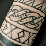 татуировка браслет из узоров плетения и скандинавских рун - tatufoto.com 080323 - 037