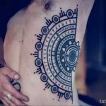 татуировка веер и скандинавские руны на левой части туловища мужчины - tatufoto.com 080323 - 040