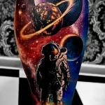 татуировка внизу правой ноги с космонавтом космосом и планетами