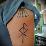 татуировка глаз из скандинавская руна на левой руке девушки - tatufoto.com 080323 - 042