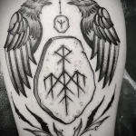 татуировка два Ворона и камень со скандинавскими рунами - tatufoto.com 080323 - 043