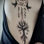 татуировка дерево вороны и скандинавские руны под мышкой у мужчины - tatufoto.com 080323 - 045