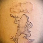 татуировка жаба в штанах курит трубку и выпускает клубы дыма - tatufoto.com 010323 - 025