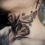 татуировка камни и скандинавские руны на шее мужчины - tatufoto.com 080323 - 050