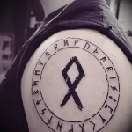 татуировка круг на плече со скандинавскими рунами у мужчины - tatufoto.com 080323 - 052
