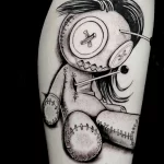 татуировка куклу Вуду с воткнутыми в неё иголками нанесена на ноге - tatufoto.com 180323 - 072