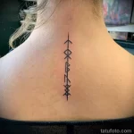 татуировка линия из скандинавских рун на шее сзади между лопаток девушки - tatufoto.com 080323 - 054