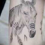 татуировка лошадь со скандинавской руной во лбу - tatufoto.com 080323 - 055