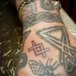 татуировка маленькая скандинавская руна на левой руке - tatufoto.com 080323 - 056