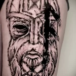 татуировка маска воина и скандинавские руны нанесена на левой ноге - tatufoto.com 080323 - 057