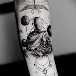 татуировка медитирующий монах и космос