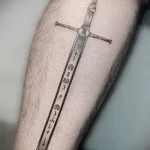 татуировка меч со скандинавскими рунами внизу ноги мужчины - tatufoto.com 080323 - 059