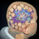 татуировка на голове с рисунком сот и Космонавтов в космосе
