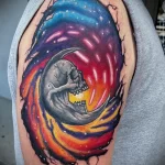 татуировка на правом плече мужчины с космосом и черепом