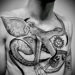 татуировка осьминог Якорь и скандинавские руны на груди мужчины - tatufoto.com 080323 - 066