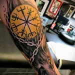 татуировка с волком цепями и скандинавскими рунами на руке - tatufoto.com 080323 - 070