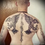 татуировка с воронами и скандинавскими рунами на спине мужчины - tatufoto.com 080323 - 071