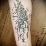 татуировка с вороном кругом и скандинавскими рунами на руке мужчины - tatufoto.com 080323 - 072