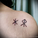 татуировка с двумя скандинавскими рунами на левом плече девушки - tatufoto.com 080323 - 073