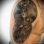 татуировка с девушкой воином Валькирии и скандинавскими рунами на правом плече мужчины - tatufoto.com 080323 - 074