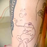 татуировка с жабой которая курит трубку внизу ноги - tatufoto.com 010323 - 041