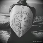 татуировка с кругами и скандинавскими рунами на всю спину девушки - tatufoto.com 080323 - 076