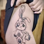 татуировка с куклой зайца на бедре девушки - tatufoto.com 180323 - 076