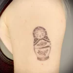 татуировка с матрёшкой на левом плече девушки - tatufoto.com 010323 - 052