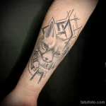 татуировка с мордой лисы и скандинавскими рунами на правой руке - tatufoto.com 080323 - 078
