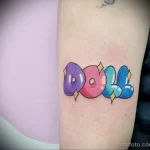 татуировка с надписью кукла разноцветными буквами - tatufoto.com 180323 - 078