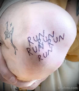 Фото тату: татуировка с повторяющейся надписью 'RUN RUN RUN' на коже, выполненная в простом, рукописном стиле.