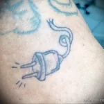 татуировка с оборванной электрической вилкой - tatufoto.com 010323 - 058