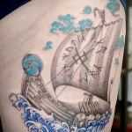 татуировка с парусной лодкой у которой на парусе скандинавские руны - tatufoto.com 080323 - 080