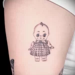 татуировка с рисункой куколки пупсика малыша на правой руке девушке - tatufoto.com 180323 - 079