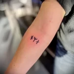 татуировка с тремя скандинавскими рунами на изгибе правой руки - tatufoto.com 080323 - 084