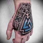 татуировка с тремя треугольниками и скандинавскими рунами на кулаке мужчины - tatufoto.com 080323 - 085