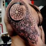 татуировка с узорами и скандинавскими рунами на правом плече мужчины - tatufoto.com 080323 - 088