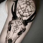 татуировка с черепом оленя и скандинавскими рунами - tatufoto.com 080323 - 089