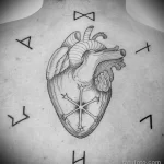 татуировка сердце и скандинавские руны между лопаток - tatufoto.com 080323 - 091