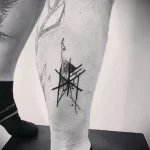 татуировка скандинавская руна на икре внизу правой ноги мужчины - tatufoto.com 080323 - 092