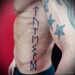 татуировка скандинавские руны на боку мужчины - tatufoto.com 080323 - 096