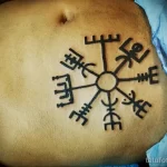 татуировка скандинавские руны на животе мужчины - tatufoto.com 080323 - 098
