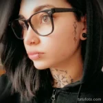 татуировка скандинавские руны на шее и лице девушки - tatufoto.com 080323 - 102