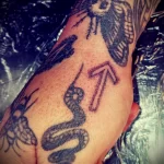 татуировка со змеёй и скандинавской руной на руке - tatufoto.com 080323 - 105
